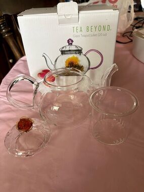 Juliet 20 oz Clear Glass Teapot with Infuser